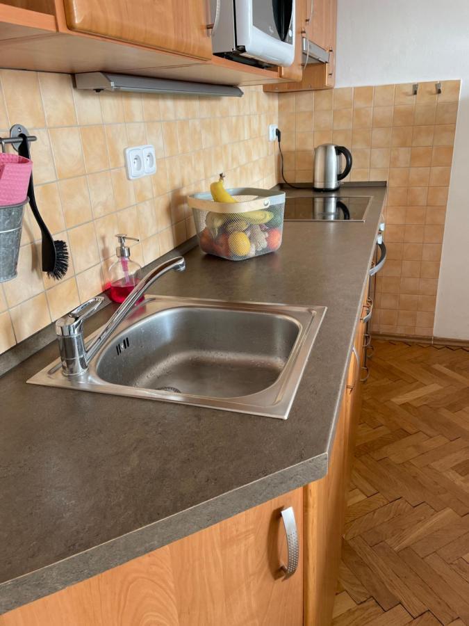 Cozy Apartment Near The City Center Hradec Kralove Ngoại thất bức ảnh